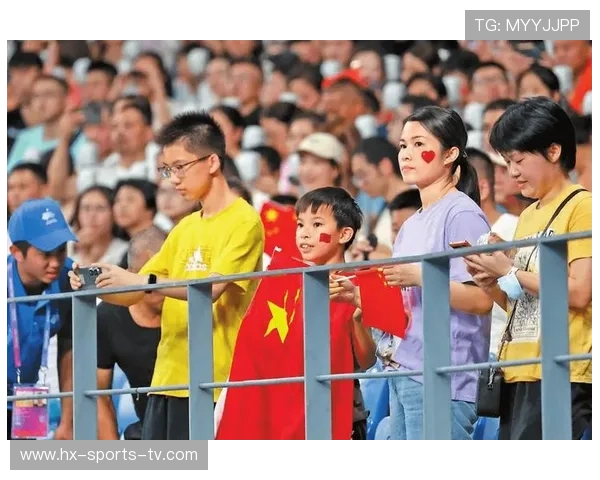 球迷欢呼声中球星现身观众席引发全场热烈反应与关注 球迷欢呼声中球星现身观众席引发全场热烈反应与关注